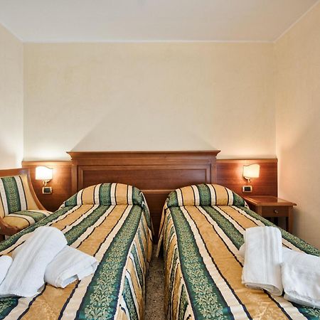 Hotel Flora Lignano Sabbiadoro Esterno foto