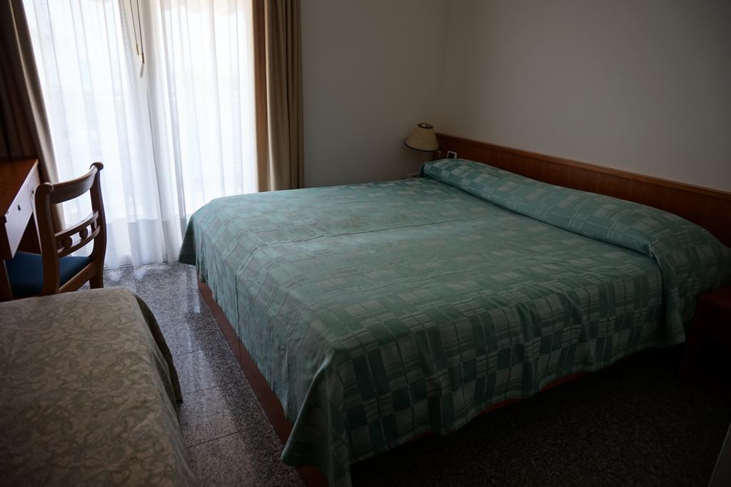 Hotel Flora Lignano Sabbiadoro Camera foto