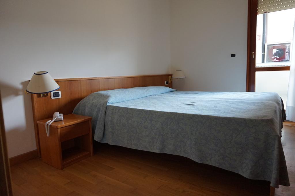 Hotel Flora Lignano Sabbiadoro Esterno foto