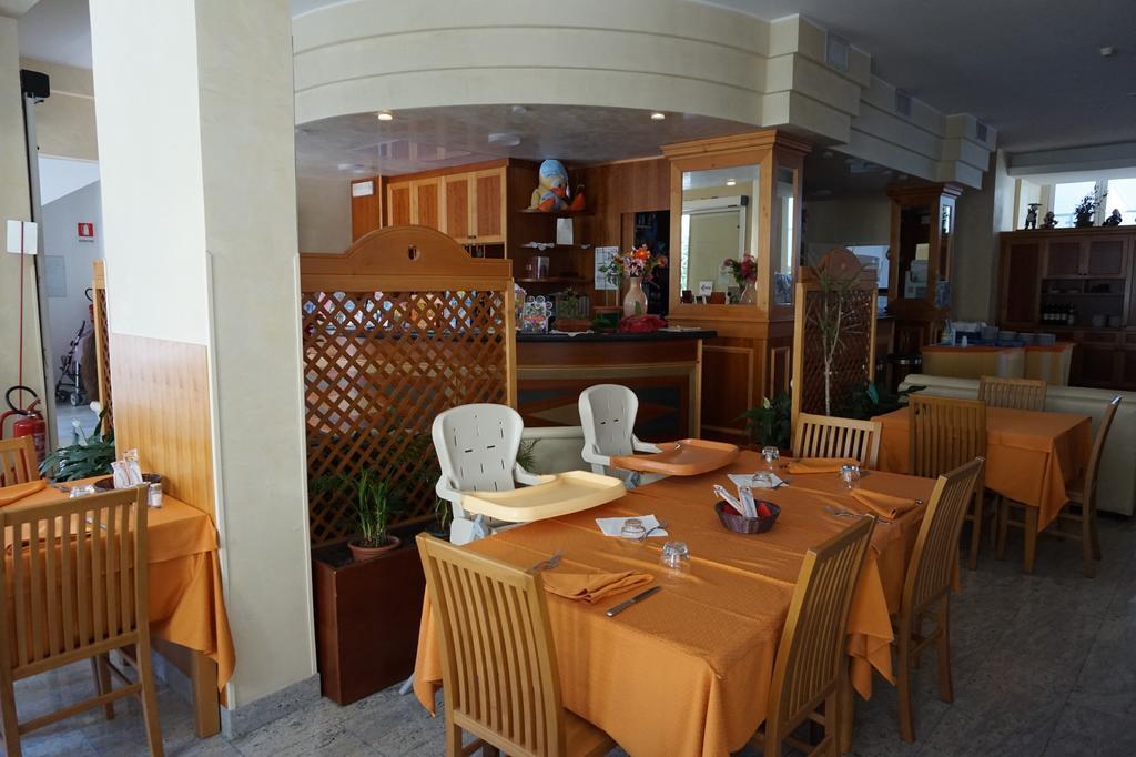 Hotel Flora Lignano Sabbiadoro Esterno foto