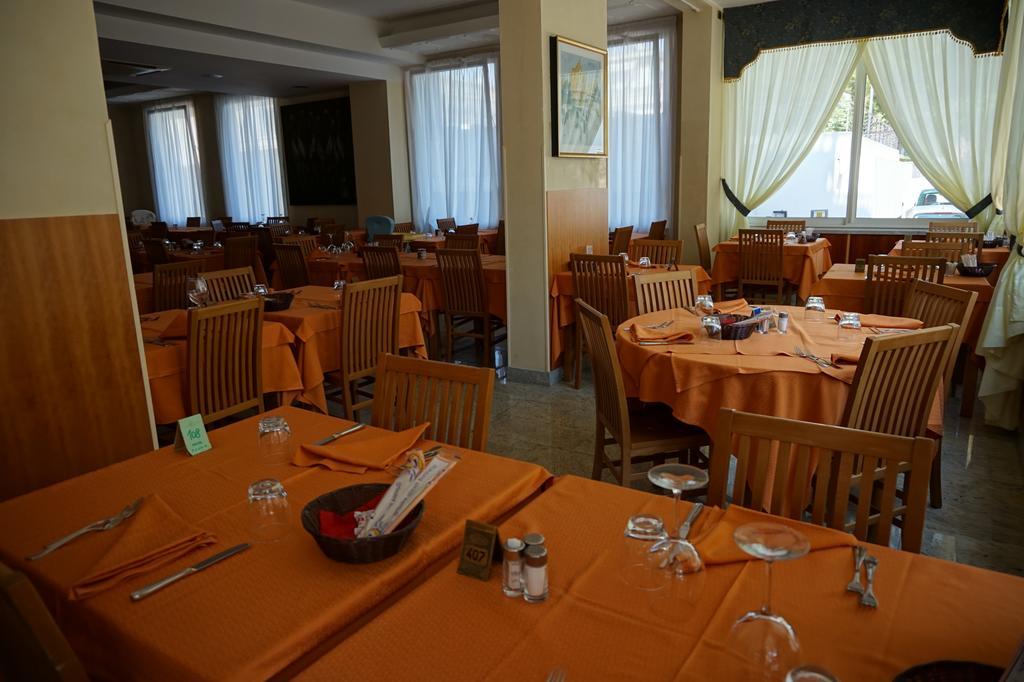 Hotel Flora Lignano Sabbiadoro Esterno foto