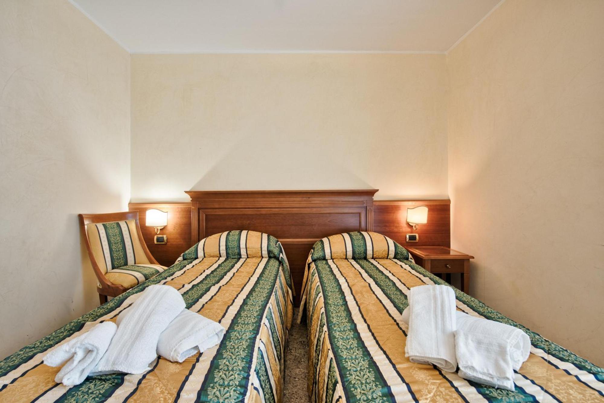 Hotel Flora Lignano Sabbiadoro Esterno foto