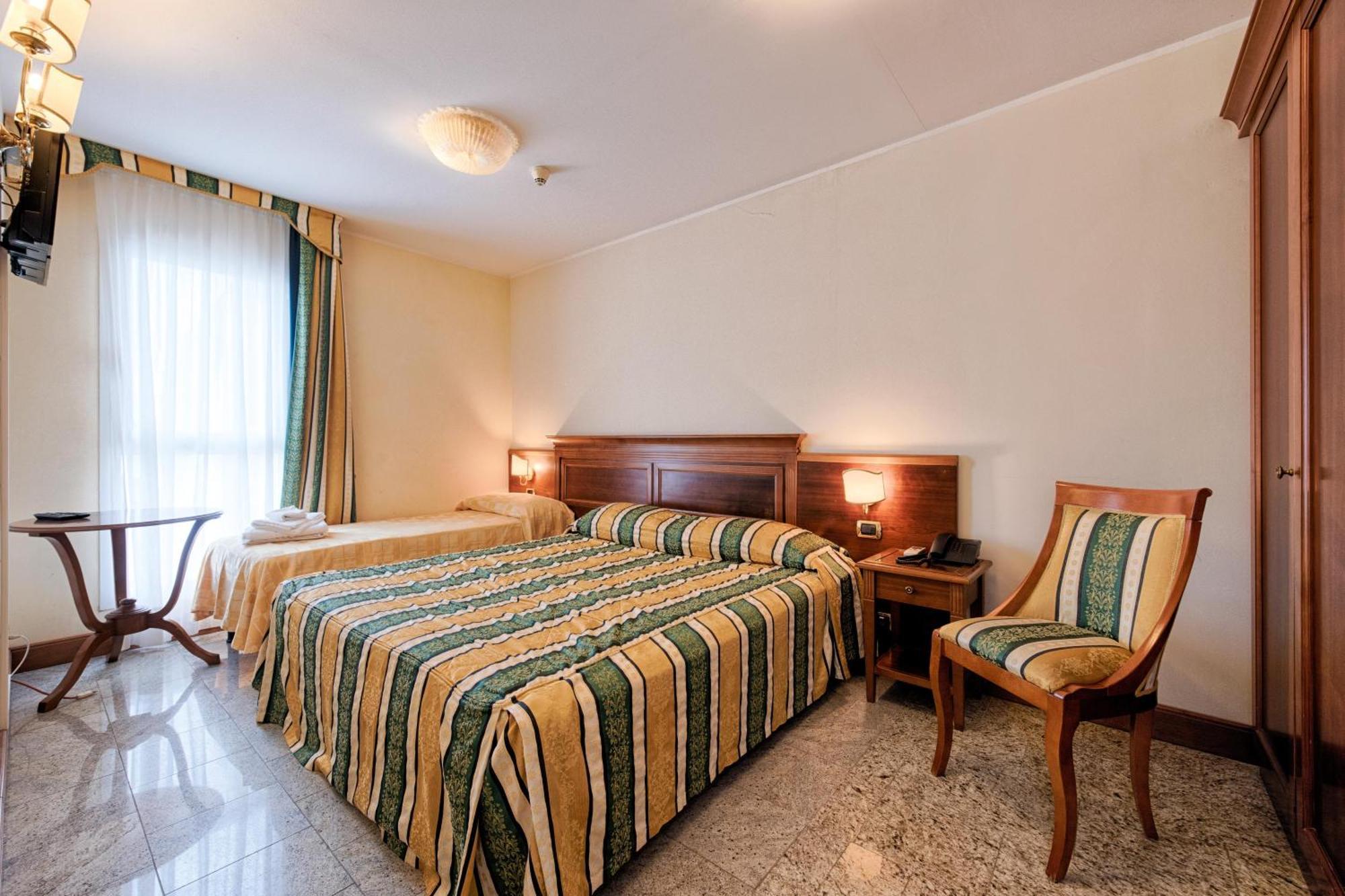 Hotel Flora Lignano Sabbiadoro Esterno foto